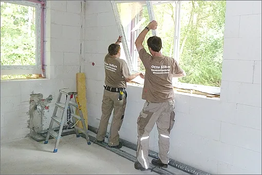 Otto Röhrs GmbH | Männer bauen Fenster ein